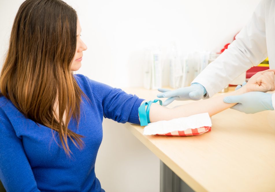 valori-emocromo-in-caso-di-tumore Donna esegue analisi sangue emocromo che in caso di tumore possono rivelare anomalie
