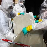 Persone protette che rimuovono amianto, che può provocare gravi malattie