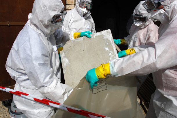 Persone protette che rimuovono amianto, che può provocare gravi malattie