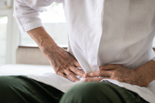 Anziano con crampi muscolare dovuti all'insufficienza renale