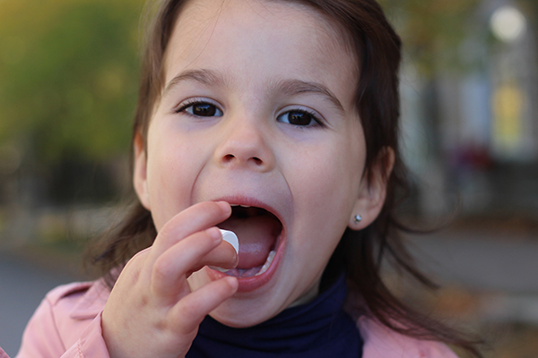 Bambina al parco che segue le indicazioni del pediatra su come prendere il betametasone