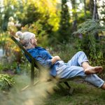 Donna in giardino in uno stato di calma grazie al principio attivo di bromazepam
