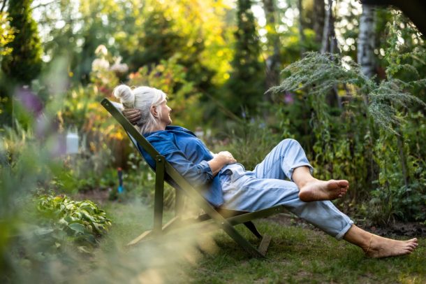 bromazepam-principio-attivo Donna in giardino in uno stato di calma grazie al principio attivo di bromazepam