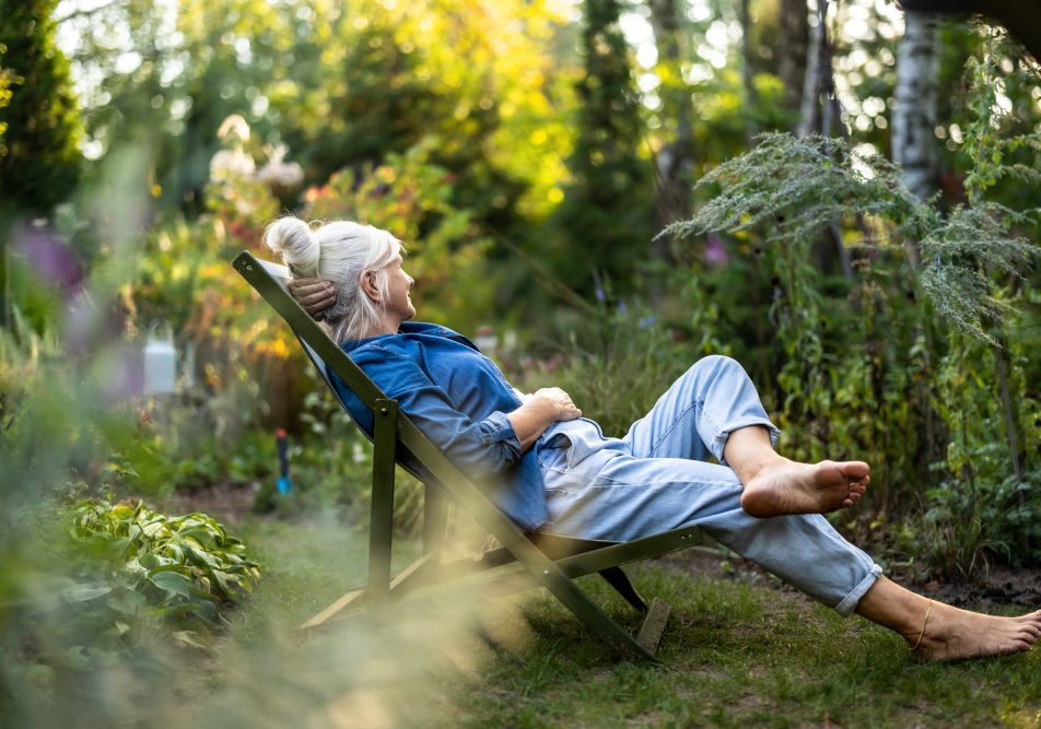 Donna in giardino in uno stato di calma grazie al principio attivo di bromazepam