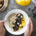 Giovane donna prepara colazione sana con frutta secca