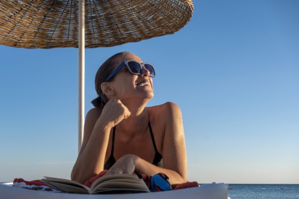 come-abbronzarsi-velocemente Giovane donna sotto il sole che si informa su come abbronzarsi velocemente