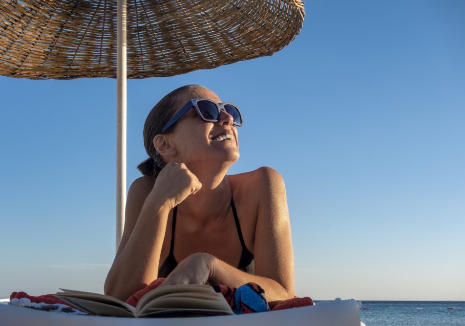come-abbronzarsi-velocemente Giovane donna sotto il sole che si informa su come abbronzarsi velocemente