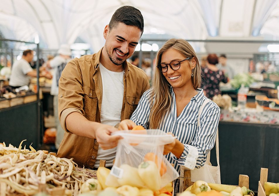 coppia-al-mercato-seguendo-dieta-per-trigliceridi-alti-con-verdure Coppia al mercato che segue una dieta per contrastare i trigliceridi alti e acquista verdure fresche