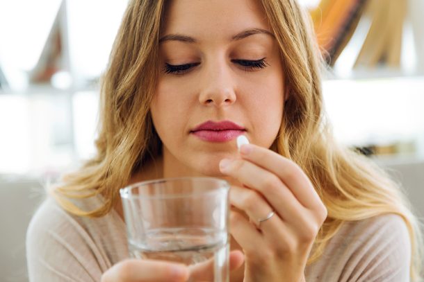 donna-a-casa-assumendo-cefixima-a-cosa-serve Giovane donna a casa che assume la cefixima consapevole di a cosa serve tale farmaco, ovvero per la cura delle infezioni batteriche