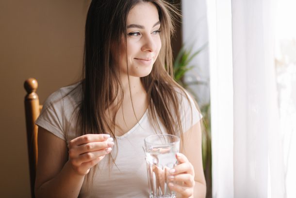 donna-a-casa-assumendo-farmaco-domandandosi-su-se-bromazepam-fa-ingrassare Donna a casa accanto alla finestra mentre assume bromazepam e si domanda se potrebbe farla ingrassare