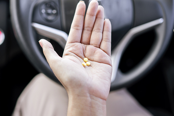 Donna alla guida che prende benzodiazepine senza essere al corrente del Nuovo Codice della Strada