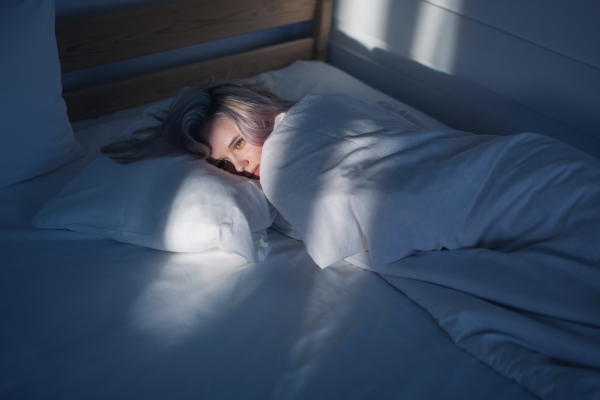 Giovane donna con disturbi del sonno, tra gli effetti collaterali del betametasone