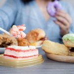 Donna mangia cibi da evitare in menopausa