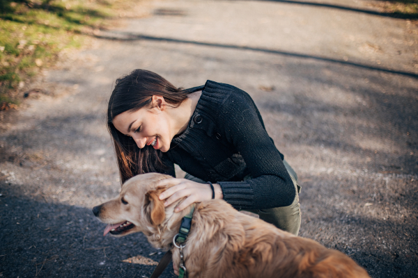 Donna al parco che sa cosa fare se il suo cane trema