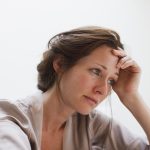 Donna che soffre di ansia e che necessita di benzodiazepine