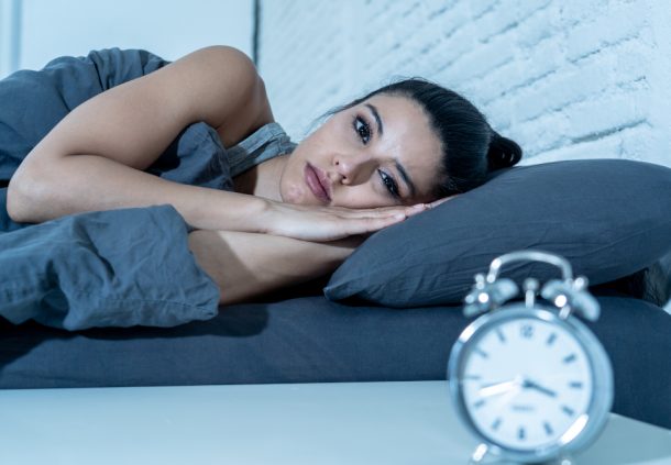 donna-che-soffre-di-insonnia-cause Giovane donna che soffre di insonnia, tra le cause i cambi di stagione