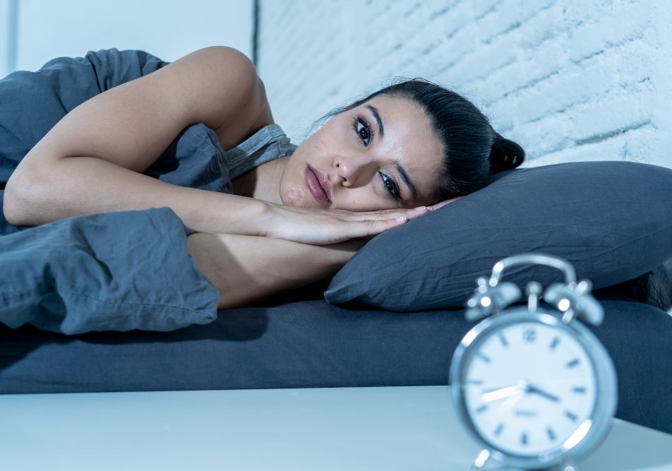 Giovane donna che soffre di insonnia, tra le cause i cambi di stagione