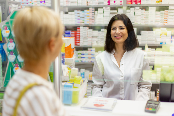Donna matura in farmacia si informa su prezzo gocce di benzodiazepine