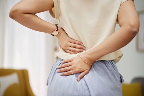 Donna che soffre di osteoporosi, tra le conseguenze della menopausa a 40 anni