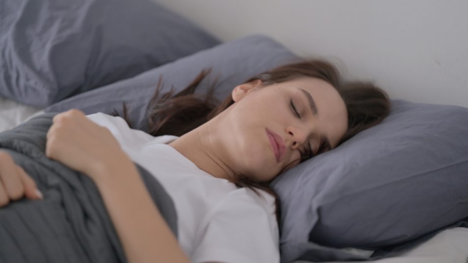 donna-con-disturbo-della-paralisi-del-sonno Giovane donna che dorme e che soffre del disturbo della paralisi del sonno