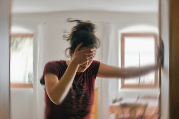 Donna con vertigini, tra gli effetti collaterali dei benzodiazepine