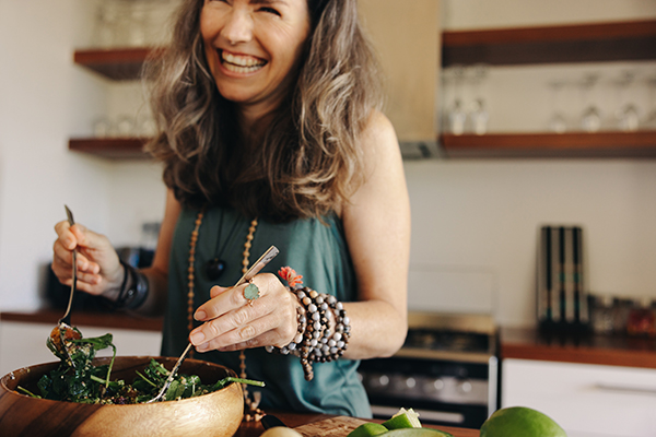 Donna con livelli di FSH elevati durante la menopausa che segue un’alimentazione equilibrata attraverso il consumo di pasti ricchi di vegetali