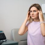 Donna con forte mal di testa che si reca in clinica per accertamenti sull’encefalite erpetica di cui è affetta