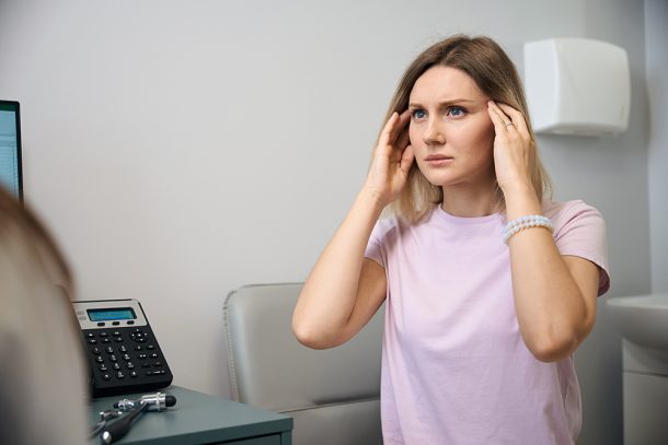 donna-con-mal-di-testa-recandosi-in-clinica-per-accertamenti-su-encefalite-erpetica Donna con forte mal di testa che si reca in clinica per accertamenti sull’encefalite erpetica di cui è affetta