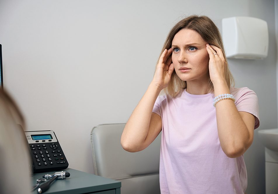 Donna con forte mal di testa che si reca in clinica per accertamenti sull’encefalite erpetica di cui è affetta