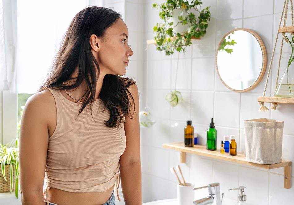 donna-con-perdite-durante-ovulazione-guardandosi-allo-specchio-del-bagno Donna con perdite durante l’ovulazione che guarda il suo riflesso allo specchio del bagno mentre cerca una soluzione al suo problema di salute