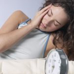Donna con sudorazione notturna, tra i sintomi della menopausa precoce