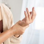 Donna sente intorpidimento del braccio, tra i sintomi della vasculopatia cerebrale