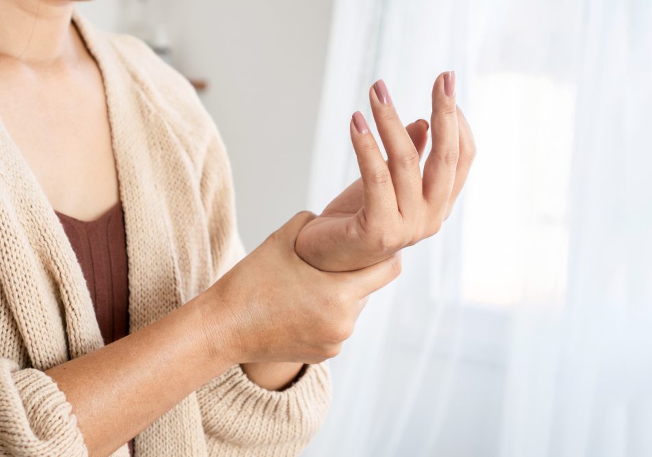 Donna sente intorpidimento del braccio, tra i sintomi della vasculopatia cerebrale