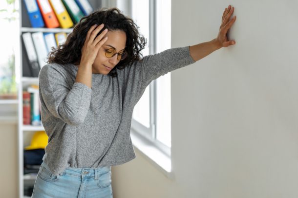 donna-con-vertigini-cosa-prendere-per-giramenti-di-testa Donna con vertigini in casa sua deve capire cosa prendere per giramenti di testa