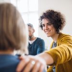 Donna in una terapia di gruppo che, essendo a conoscenza di come combattere l’ansia, supporta una sua pari in un momento di difficoltà