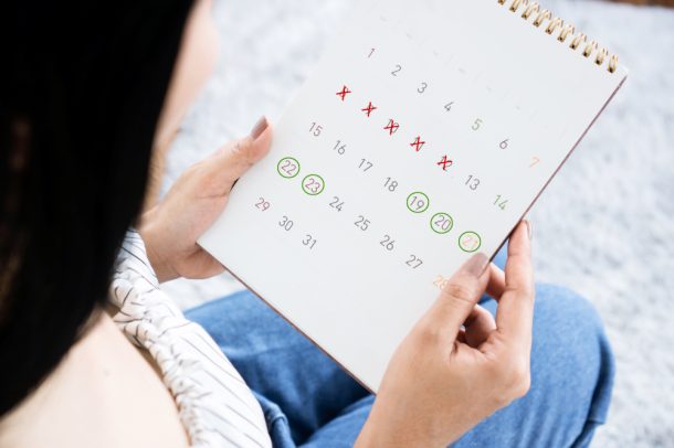 Donna controlla sul calendario le date del ciclo in anticipo