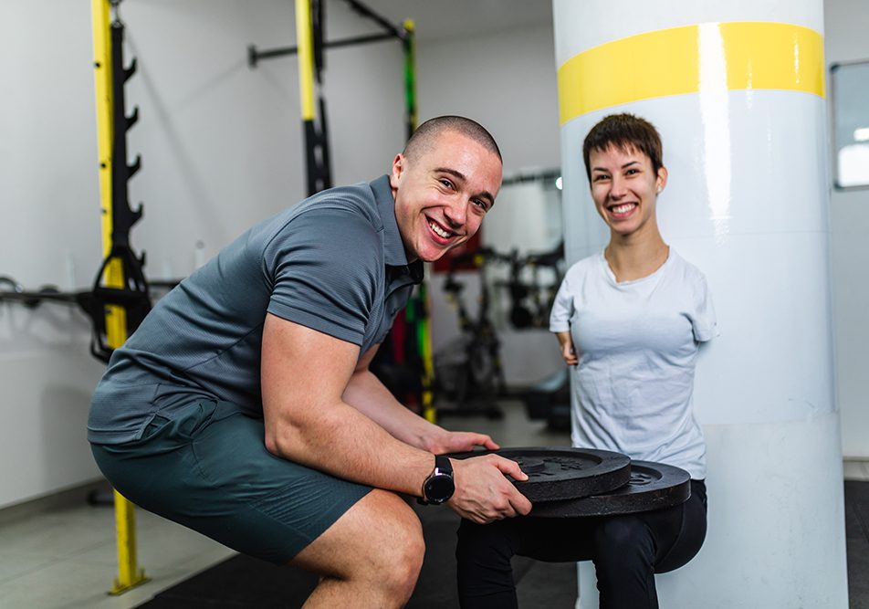 donna-disabile-con-allenatore-allenandosi-in-palestra-per-paralimpiadi Donna disabile in palestra che sia allena per le competizioni paralimpiche grazie al supporto del suo allenatore di fiducia