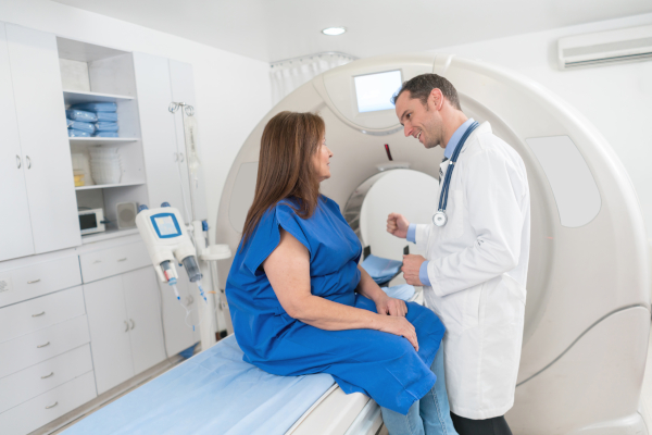 Donna si prepara a fare esame TAC per diagnosi vasculopatia cerebrale