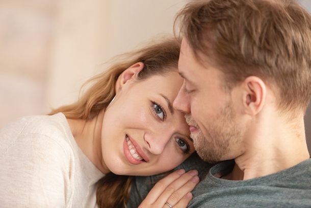 Donna felice insieme al suo partner, dopo avere compreso le cause della sua dipendenza emotiva grazie al supporto di uno specialista
