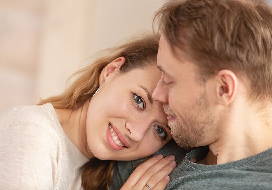 donna-felice-con-il-suo-partner-dopo-comprensione-cause-dipendenza-emotiva-con-specialista Donna felice insieme al suo partner, dopo avere compreso le cause della sua dipendenza emotiva grazie al supporto di uno specialista