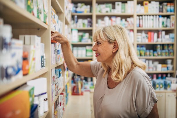 donna-in-farmacia-per-acquistare-farmaci-senza-ricetta Donna matura tra gli scaffali di una farmacia per acquistare farmaci senza ricetta