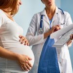 Giovane donna consulta il proprio medico per assumere il betametasone in gravidanza