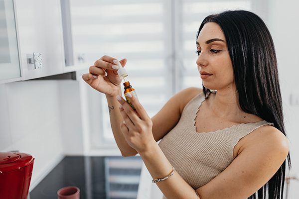 Donna in cucine che legge su una boccetta di Bromazepam a cosa serve