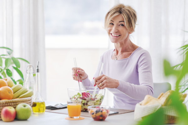 Donna matura mentre prepara cosa mangiare in menopausa per un'alimentazione corretta