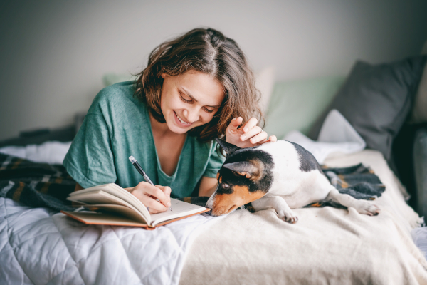 Donna scrive un diario per monitorare cane epilettico