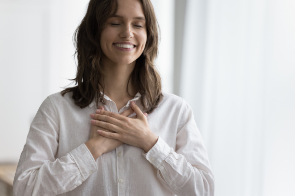 Giovane donna che prova un senso di calma dopo aver preso integratori per ansia