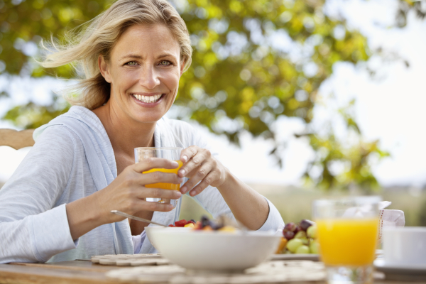 Donna fa colazione seguendo un'alimentazione sana, tra i rimedi naturali per l'ansia