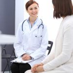 Donna nello studio della sua dottoressa si consulta con lei per il dosaggio di benzodiazepine per dormire