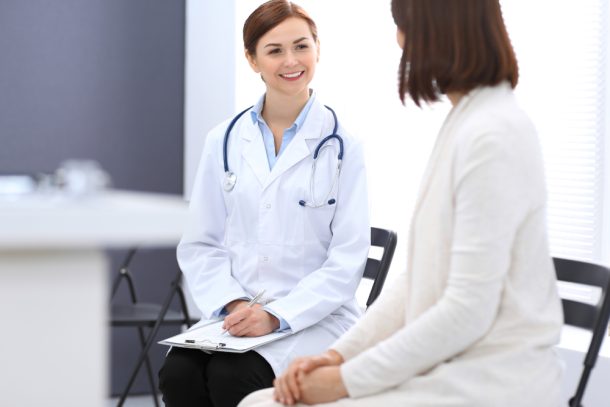 donna-si-consulta-con-medico-per-dosaggio-benzodiazepine-per-dormire Donna nello studio della sua dottoressa si consulta con lei per il dosaggio di benzodiazepine per dormire