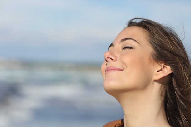 Donna che cammina al mare lungo la spiaggia sollevata grazie alla cura con le benzodiazepine